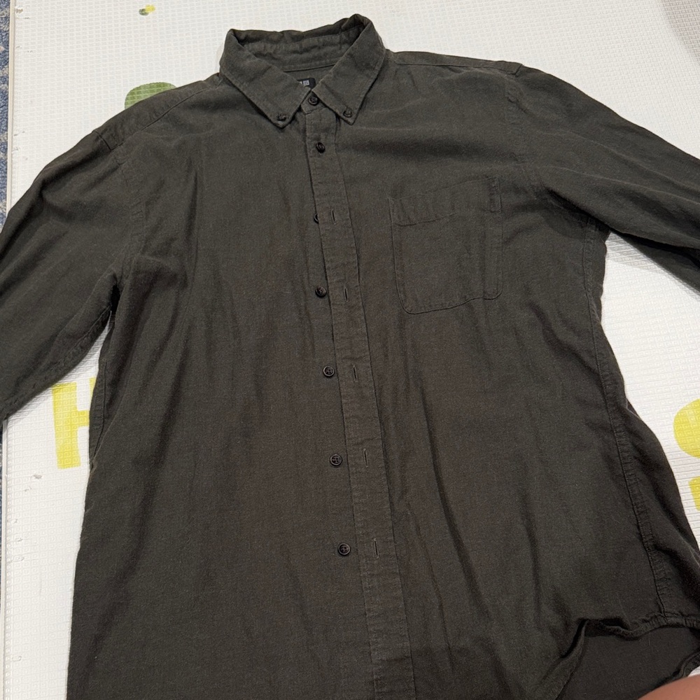 Uniqlo Men's dark olive Button-Up Shirt